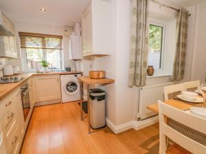 6 Hunters Green Close