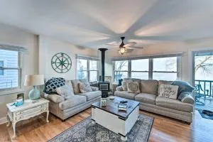 Lakefront Home with Gorgeous Sunsets, Kayaks, and Pier - جاينسفيل
