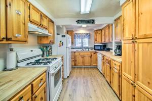 Near Fool Hollow Lake and Trails Family Cabin