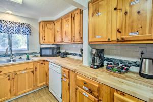 Near Fool Hollow Lake and Trails Family Cabin