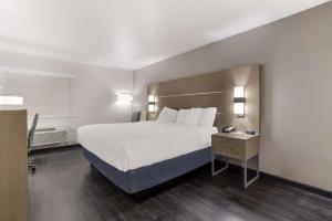 King Room with Roll-In Shower - Mobility Access room in Best Western Grants Inn