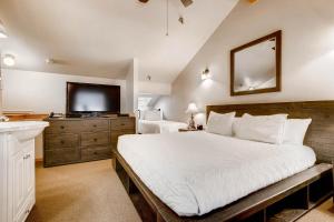 POWDER POINTE 303B condo