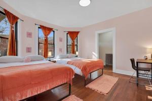 Peachy Paradise in East Rock Near DTYale