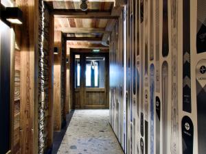 Appartement de Luxe avec Cheminée, Balcon et Parking à Les Allues, Skis aux Pieds - FR-1-613-62