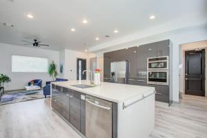 Modern 4 Bedroom 4 Full Bathroom Near Downtown