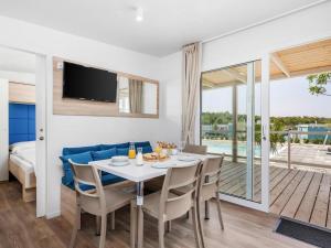 Mobile Homes with swimming pool 