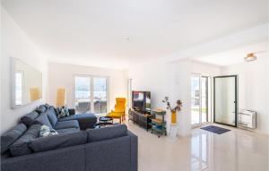 Stunning Home In Vinjerac With Kitchen