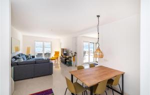 Stunning Home In Vinjerac With Kitchen