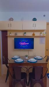 One Spatial Two Bedroom Condominium Unit with Pool and Gym free Netflix and wifi