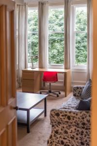 Beautiful 2 Bed 2 Bath Flat overlooking Meadows Park