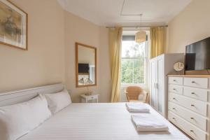 Beautiful 2 Bed 2 Bath Flat overlooking Meadows Park