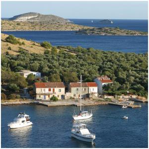 Apartments & Stone cottage - National park Kornati