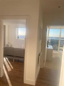 2BR 2BA Top Floor Penthouse Apartment in RG2 - Ideal for Business Travellers & Contractors, Free Parking & Sleeps Up To 6