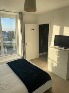 2BR 2BA Top Floor Penthouse Apartment in RG2 - Ideal for Business Travellers & Contractors, Free Parking & Sleeps Up To 6