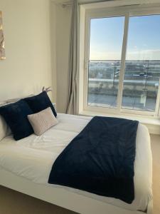 2BR 2BA Top Floor Penthouse Apartment in RG2 - Ideal for Business Travellers & Contractors, Free Parking & Sleeps Up To 6