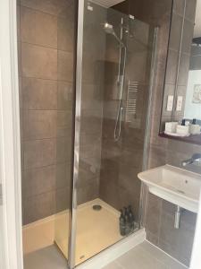 2BR 2BA Top Floor Penthouse Apartment in RG2 - Ideal for Business Travellers & Contractors, Free Parking & Sleeps Up To 6