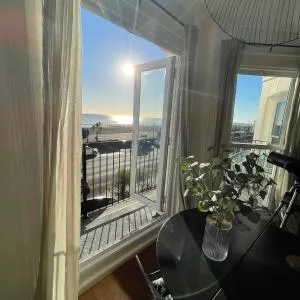 Seaview flat with balcony, spacious 2 bedroom - Worthing