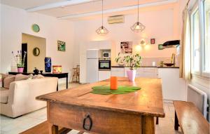 Maisons de vacances 2 Bedroom Beautiful Home In Tavel : photos des chambres