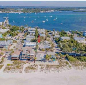 Lovely 2 bedrooms, steps away from the beach.