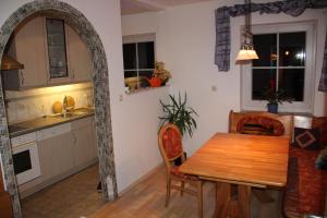 Ferienwohnung mit 4 Schlafzimmer für 2 bis 9 Gäste----Apartment with 4 bedrooms for 2 to 9 guests