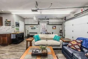 The Hacienda, Themed Guesthouse with Pool - 伊登