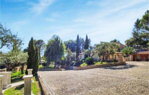 Maisons de vacances Amazing home in Vaison-la-Romaine with Outdoor swimming pool, WiFi and 9 Bedrooms : photos des chambres