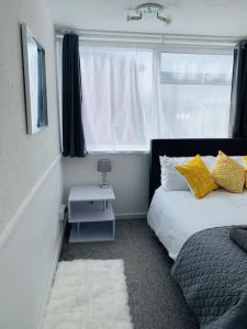 Aylesbury Apartment for Contractors and Holidays - FREE Parking for cars and vans
