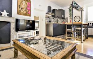 Appartements Awesome apartment in Saint Paul les Fonts with 2 Bedrooms and WiFi : photos des chambres