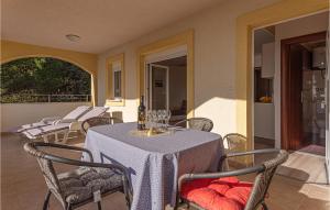 Awesome Apartment In Razanj