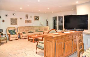 Maisons de vacances Stunning home in Escles with 4 Bedrooms and WiFi : photos des chambres