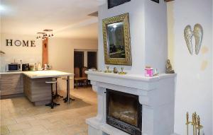 Maisons de vacances Lovely Home In Escles With Kitchen : photos des chambres