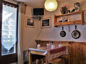 Studio cabine au pied des pistes avec piscine et tennis, 4 couchages, animaux acceptés - FR-1-330-169