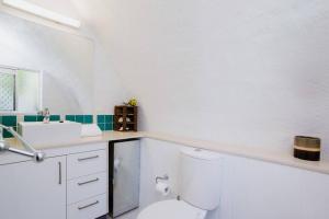 1 BR Famous Beach-Front Dome at Trinity Beach, Sleeps 4