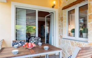 Stunning Apartment In Liznjan With Wifi