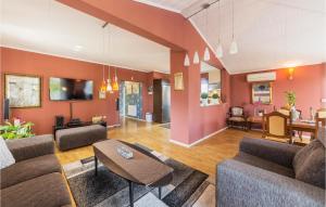 Stunning Apartment In Liznjan With Wifi