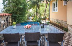 Amazing Apartment In Liznjan With 2 Bedrooms, Wifi And Outdoor Swimming Pool