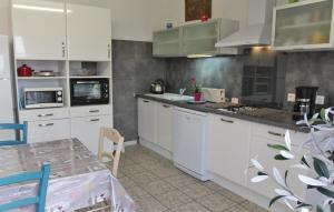 Maisons de vacances Lovely Home In Rochefort Du Gard : photos des chambres