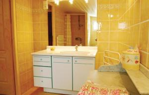 Maisons de vacances Lovely Home In Rochefort Du Gard : photos des chambres