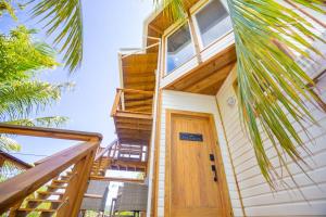 Wow! Views and more, fantastic 2 bedroom in West End - Villa Agua apts