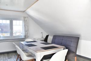 Nordsee Anker Unsere moderne 87 qm Ferienwohnung mit zwei Schlafzimmer in Norden Ortsteil Ostermarsch
