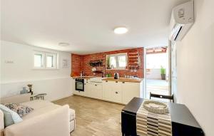 Gorgeous Apartment In Zrnovo With Kitchen