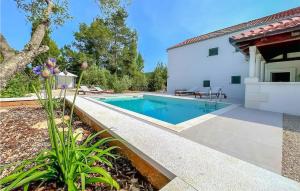 Stunning Apartment In Zrnovo With Wifi