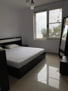 Lovely 2 bedroom unit with beach view