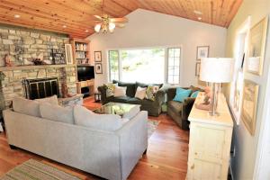 Carraig Mor Cottage - Beautiful House, Amazing Garden, Downtown Baileys Harbor