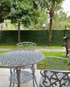 Casa ideal em condomínio fechado a 200m da Praia Maranduba, área de lazer completa