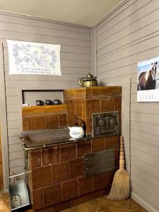 Drewniana chata nad stawem