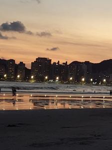 APARTAMENTO 74 Guarujá Pitangueiras Pé na Areia Vista para o Mar 7º Andar