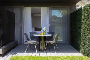 King Room with Mountain View room in PREMIUM CAPE Camps Bay Lodge