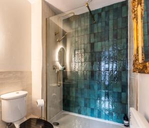 Chic, immaculate Warwick apartment sleeps 4,2 bathrooms, free private parking, easy walk to Warwick, canal-side pub on doorstep - perfect for breaks, the races or long work stays