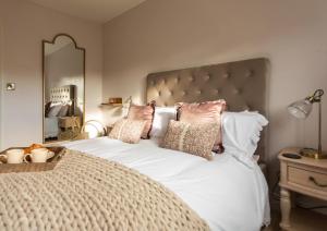 Chic, immaculate Warwick apartment sleeps 4 & free private parking, easy walk to Warwick, castle, canal-side pub on doorstep - perfect for relaxing breaks, the races or workcation